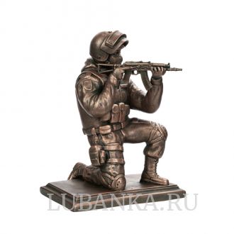 Статуэтка для интерьера «Боец спецназа с АКСУ на колене»