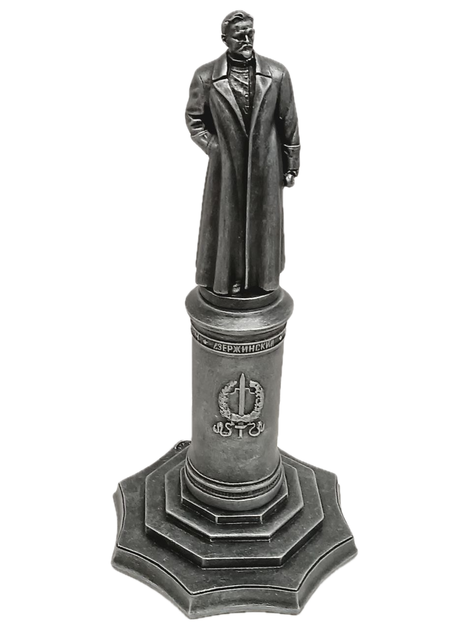 Бюст Дзержинского на высоком постаменте